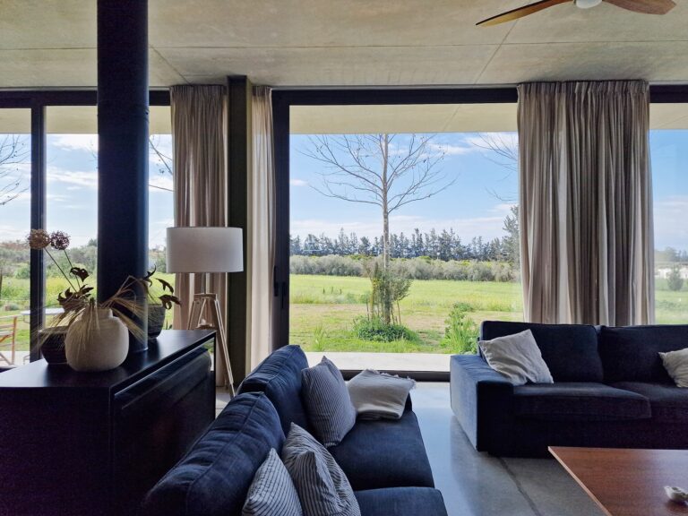 Μια κατοικία στην Πάφο προσεγγίζει τον μοντερνισμό και τη χωρική «οικονομία»