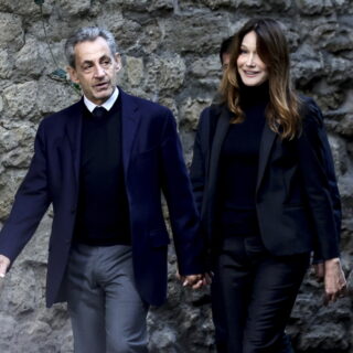 Γαλλία: Η εισαγγελία ζητά την αποφυλάκιση Σαρκοζί με «βραχιολάκι»