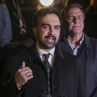 Τραμπ: Απειλεί τη χρηματοδότηση της Νέας Υόρκης αν εκλεγεί δήμαρχος ο Μαμντάνι