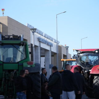 Μπλόκο αγροτών στο αεροδρόμιο Αλεξανδρούπολης κατά την άφιξη Μητσοτάκη