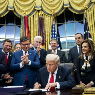 ΗΠΑ: Ο Ντόναλντ Τραμπ υπέγραψε νόμο που τερματίζει το shutdown