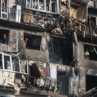 Μαζικοί βομβαρδισμοί σε Ουκρανία και Ρωσία