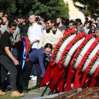 Πλήθος κόσμου τιμά την 52η επέτειο της εξέγερσης του Πολυτεχνείου