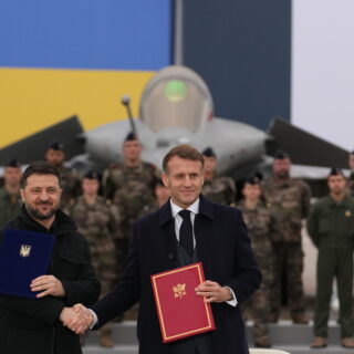 Γαλλία: Ζελένσκι και Μακρόν υπογράφουν «ιστορική» εξοπλιστική συμφωνία