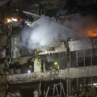 Νύχτα μαζικών αεροπορικών βομβαρδισμών στην Ουκρανία και τη Ρωσία