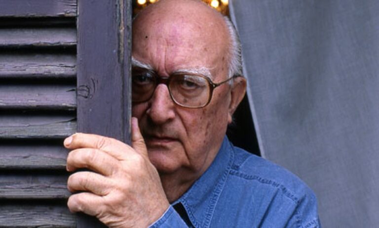 «Συζήτηση για τον Τειρεσία»: ο Αντρέα Καμιλλέρι μάχεται το σκοτάδι της τυφλότητας, ανατρέχοντας σε αναμνήσεις που γίνονται θαυμαστές αφηγήσεις