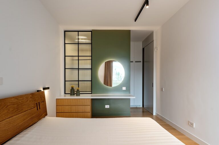 Λευκό και ξύλο επαναπροσδιορίζουν ένα διαμέρισμα στο Παλαιό Ψυχικό