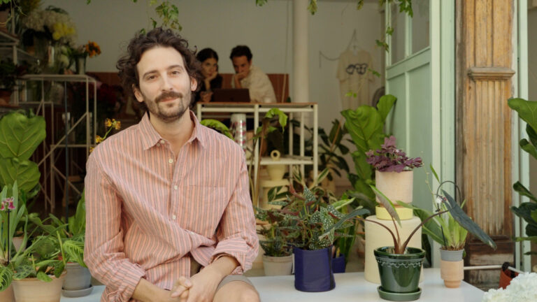 Στην Ισπανία η Gen Z αγοράζει λουλούδια γιατί δεν μπορεί να αγοράσει σπίτι