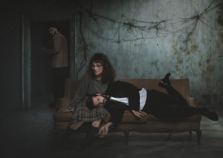 Όταν το σινεμά ανεβαίνει στο σανίδι: Οι ταινίες που «παίζουν» φέτος στα θέατρα της Αθήνας