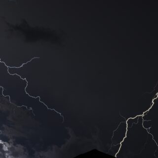 Έντονα καιρικά φαινόμενα στην Ήπειρο - Κεραυνός χτύπησε στέγη πολυκατοικίας