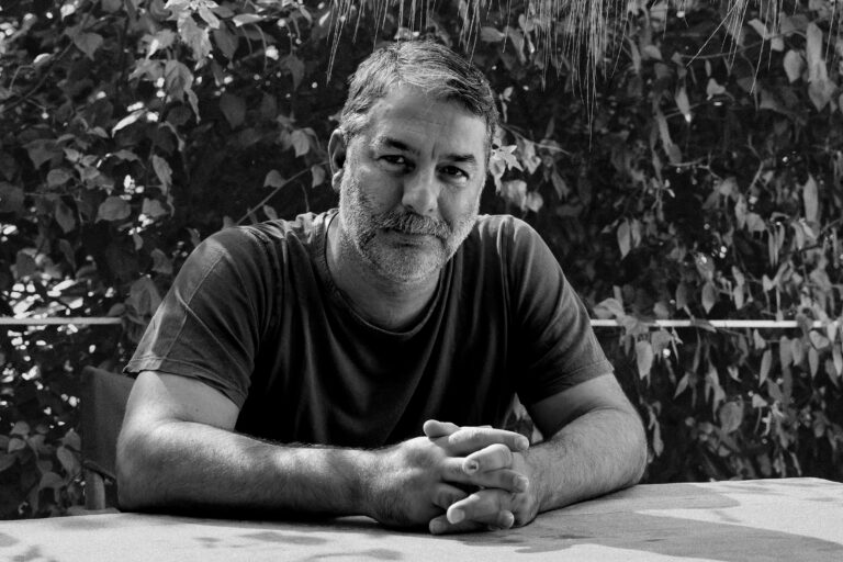 Βασίλης Μπισμπίκης: «Ο κόσμος μπερδεύει τους ρόλους με τον άνθρωπο»