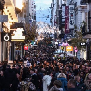 Εορταστικό ωράριο: Πώς θα λειτουργήσουν σήμερα τα καταστήματα
