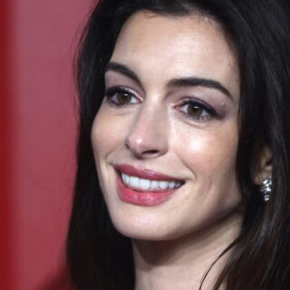 H Αν Χάθαγουεϊ μεταμορφώνεται σε ποπ είδωλο στο «Mother Mary»