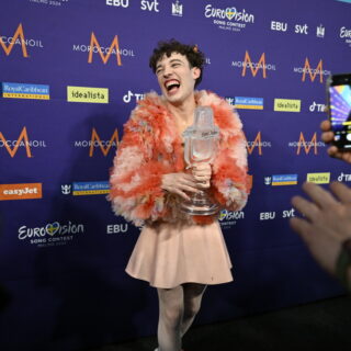 Eurovision: Το Nemo επιστρέφει το βραβείο του σε ένδειξη διαμαρτυρίας για τη συμμετοχή του Ισραήλ στον διαγωνισμό