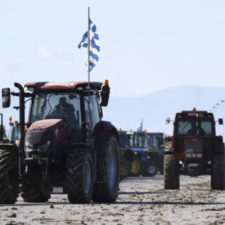 Άνοιξαν το ρεύμα προς Θεσσαλονίκη οι αγρότες του μπλόκου στα διόδια των Μαλγάρων