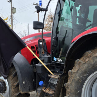 Μπλόκο από τους αγρότες στα διόδια του Λόγγου στον Ε65