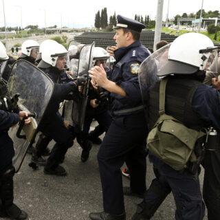 Ένταση μεταξύ αγροτών και ΜΑΤ στον κόμβο του Κιάτου