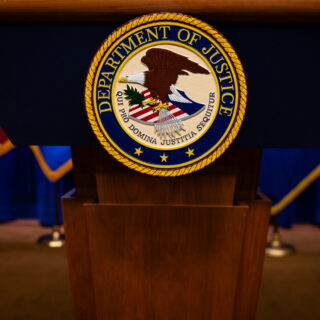 ΗΠΑ: 400 δικηγόροι του υπουργείου Δικαιοσύνης «χτενίζουν» τους φακέλους Έπστιν