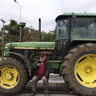 Αγρότες έκλεισαν με τα τρακτέρ τους την Εθνική Οδό στο ύψος της Θήβας