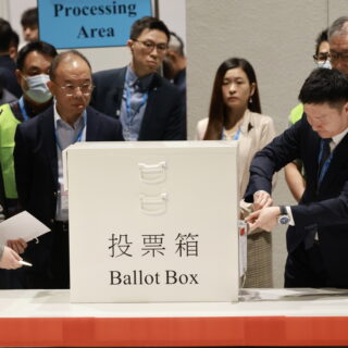 Χονγκ Κονγκ: Χαμηλό το ποσοστό συμμετοχής στις εκλογές στον απόηχο της πολύνεκρης πυρκαγιάς