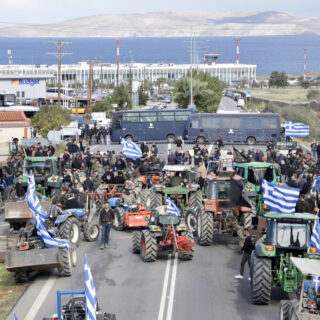 Κρήτη: Παραμένουν στα αεροδρόμια Ηρακλείου και Χανίων οι αγρότες