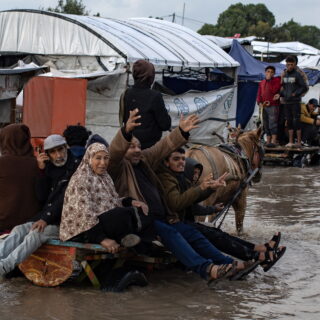 Γάζα: Αντιμέτωποι με πλημμύρες και τον κίνδυνο ασθενειών οι εκτοπισμένοι Παλαιστίνιοι