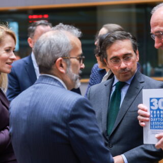 Η ΕΕ «παγώνει» τα ρωσικά κεφάλαια επ’ αόριστον