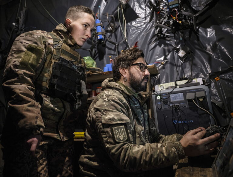 Ουκρανοί μαχητές προσπαθούν να κρατήσουν τα τελευταία στρατηγικά σημεία στο Ντόνετσκ - Φωτογραφίες