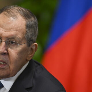 Λαβρόφ: «Η Δύση πρέπει να καταλάβει ότι η Ρωσία έχει τη στρατηγική πρωτοβουλία στην Ουκρανία»
