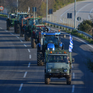 Στα μπλόκα παραμένουν οι αγρότες - Διευκολύνσεις για την έξοδο των εκδρομέων