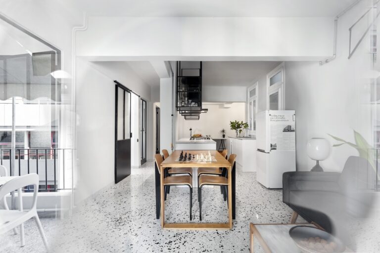 Ένα διαμέρισμα του '50 στην πλατεία Βικτωρίας γίνεται διαμπερές και ευέλικτο