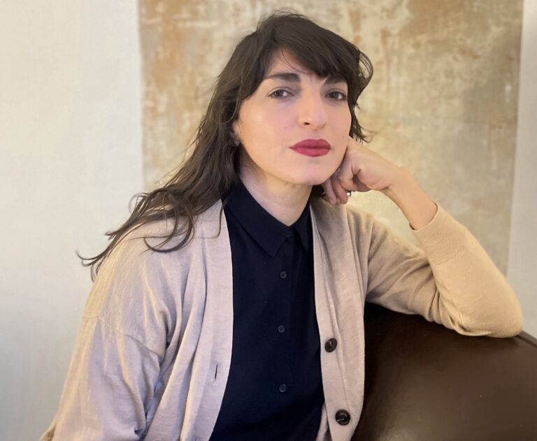 Bani Khoshnoudi : «Τα πράγματα δεν μπορούν να παραμένουν για πάντα όπως είναι. Η σιωπή κάποια στιγμή γίνεται κραυγή»