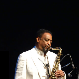 Chico Freeman: Ο κορυφαίος σαξοφωνίστας επιστρέφει για τέσσερις μοναδικές εμφανίσεις