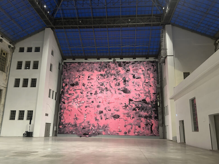 To ΔΕΟΣ 2025 στο Καπνεργοστάσιο, ενώ πέφτει η νύχτα.