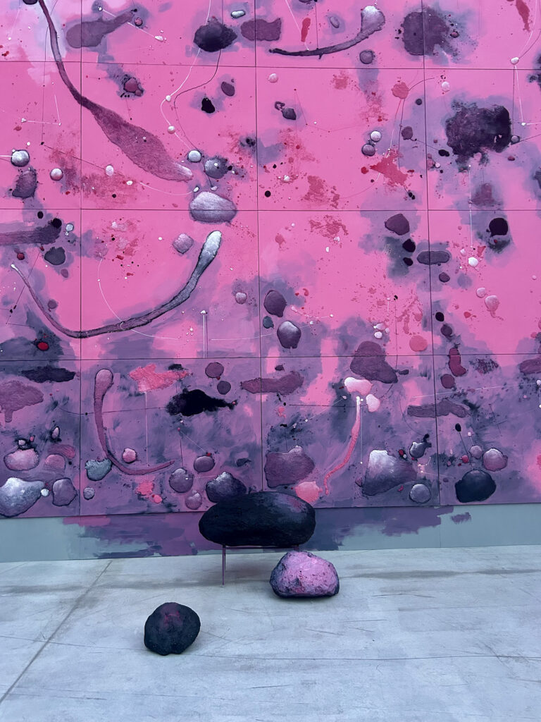 Tρισδιάστατο το ΔΕΟΣ 2025, με αληθινές πέτρες να εκτείνονται έξω από το ταμπλό