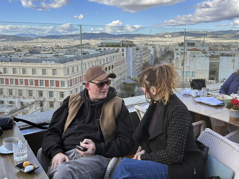 Ο Τόμας Οστερμάγιερ με την Ιωάννα Κλεφτόγιαννη, την ώρα της συνέντευξης στην Αθήνα.