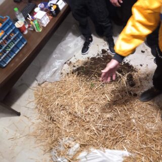 Αγρίνιο: Διαμαρτυρία αγροτών με σανό και κοπριά στα γραφεία βουλευτών της ΝΔ