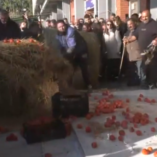 Καβάλα: Κατάληψη του κτηρίου της Αντιπεριφέρειας από τους αγρότες