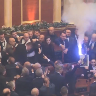 Σκηνές χάους στο κοινοβούλιο της Αλβανίας - Πέταξαν νερό στον πρόεδρο [ΒΙΝΤΕΟ]