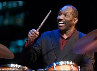 Το Half Note Jazz Club υποδέχεται το 2026 με τους Alvin Queen και Ανδρέα Πολυζωγόπουλο