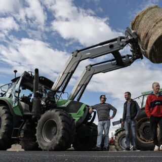 Παραμένουν στα μπλόκα οι αγρότες και κτηνοτρόφοι – Αποκλεισμένη η εθνική οδός Αθηνών-Λαμίας