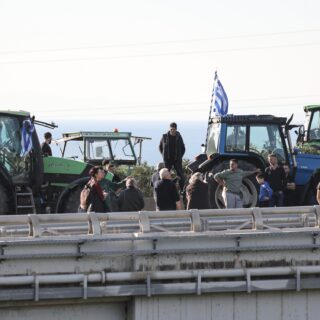 Οι αγρότες των μπλόκων της Θεσσαλίας στο λιμάνι του Βόλου