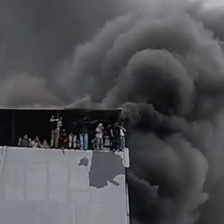 Ινδονησία: Πυρκαγιά σε επταώροφο κτήριο στην Τζακάρτα [ΒΙΝΤΕΟ]