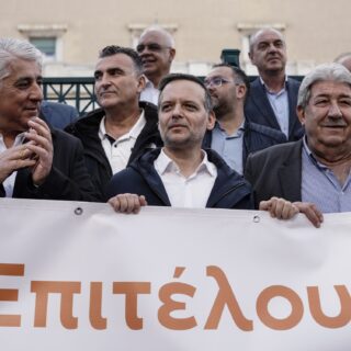 Διαμαρτυρία δημάρχων μπροστά από τη Βουλή