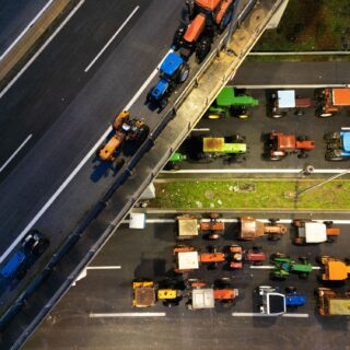 Αγρότες έκλεισαν τις σήραγγες στα Τέμπη για τα φορτηγά