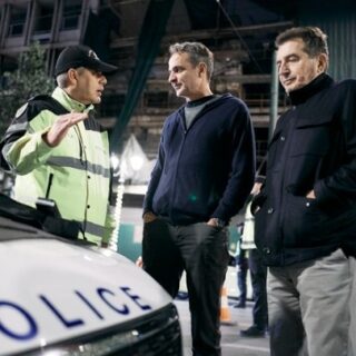 Επίσκεψη του πρωθυπουργού σε σημείο διενέργειας αλκοτέστ στην Αττική