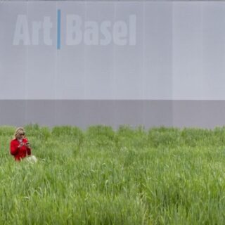 Ντοκιμαντέρ για την καλλιτέχνιδα Άγκνες Ντένες με εκτελεστικό παραγωγό τον Ίθαν Χοκ