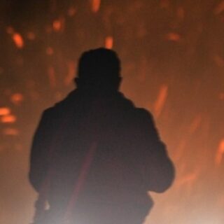 Πυρκαγιά σε διαμέρισμα στην Καλλιθέα. Χωρίς τις αισθήσεις τους εντοπίστηκαν δύο άνδρες