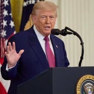 Τραμπ: Ο Ζελένσκι «δεν έχει τίποτα μέχρι να το εγκρίνω εγώ»