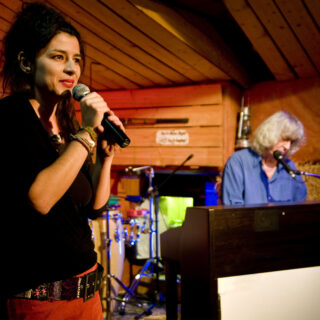 «Από το Rock n Roll στο Ρεμπέτικο»: Το «Πατάρι» του θεάτρου «Μεταξουργείο» επιστρέφει για 2η χρονιά